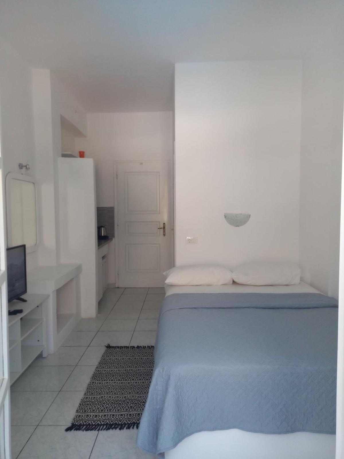 Three Harites Aparthotel Perissa  Room photo