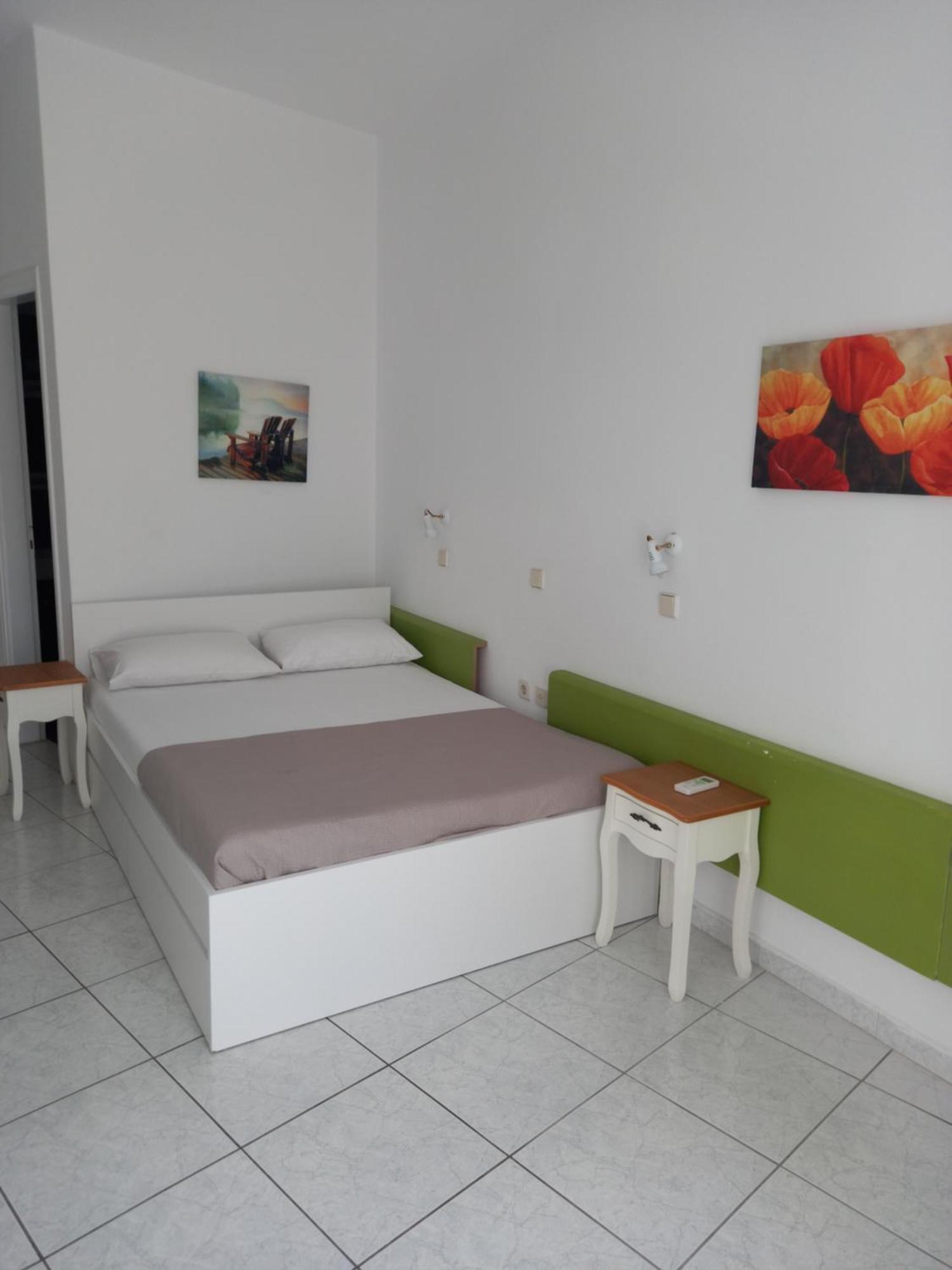 Three Harites Aparthotel Perissa  Room photo